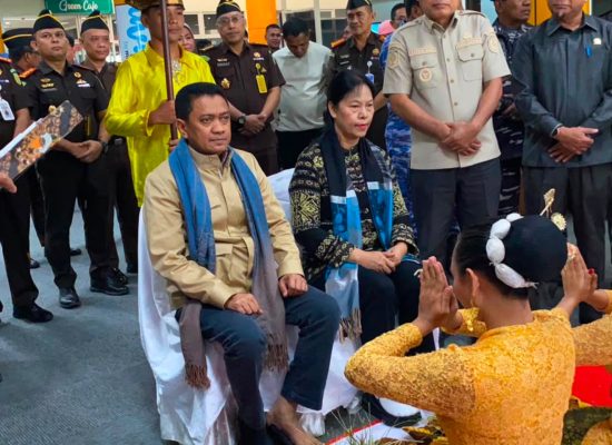 Kajati Malut Roberthus Tiba di Ternate, Disambut Tradisi Joko Kaha dan Soya-Soya