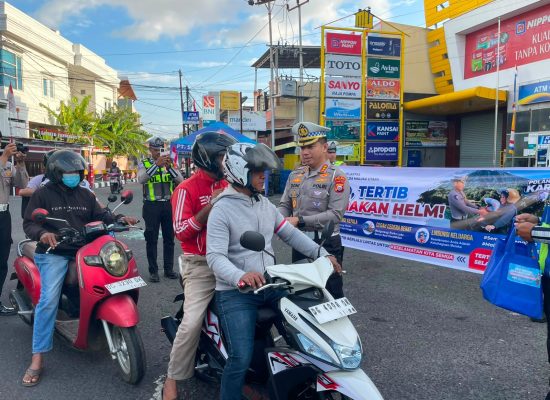 Dirlantas Polda Malut Turun ke Jalan, Bagikan Helm SNI dan Edukasi Pengendara