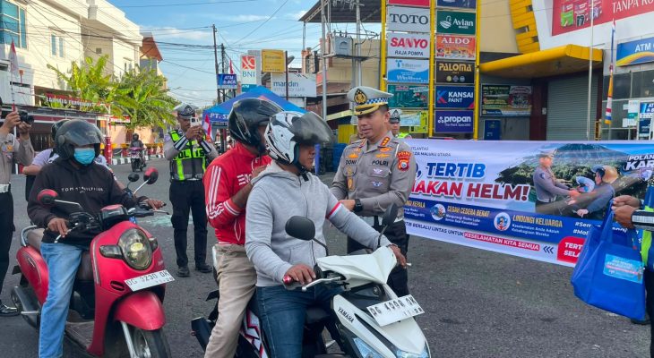 Dirlantas Polda Malut Turun ke Jalan, Bagikan Helm SNI dan Edukasi Pengendara