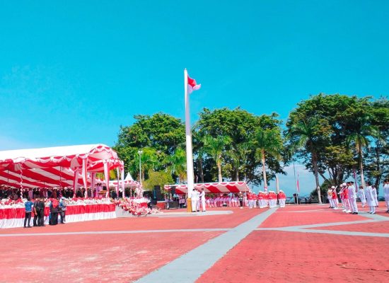 Khidmat! Detik-Detik Pengibaran Bendera Merah Putih di Sofifi