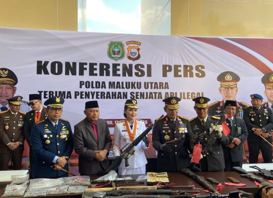 5 Warga Halmahera Utara Serahkan Senjata Api Ilegal dan Amunisi ke Polda Malut