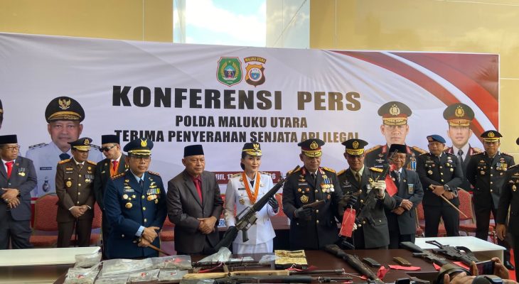 5 Warga Halmahera Utara Serahkan Senjata Api Ilegal dan Amunisi ke Polda Malut