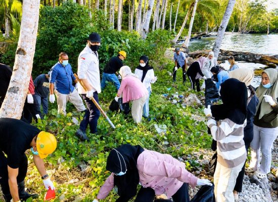 PT GMM dan Masyarakat Bersama Jaga Kebersihan Pesisir Pantai Harun