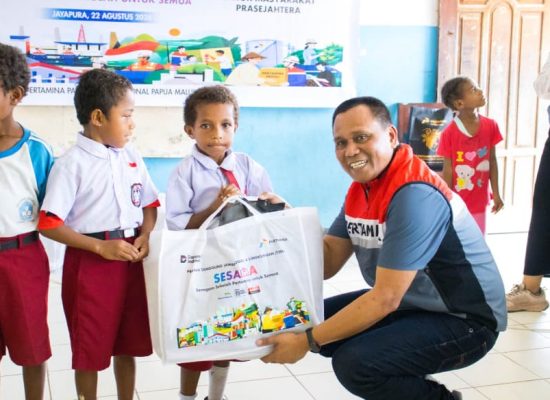 Pertamina Sentuh Pendidikan di Pelosok Papua, Anak-anak Doromena Terima Bantuan