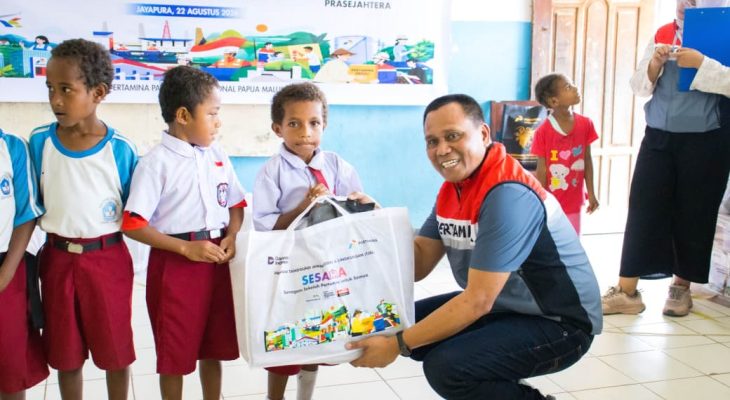 Pertamina Sentuh Pendidikan di Pelosok Papua, Anak-anak Doromena Terima Bantuan