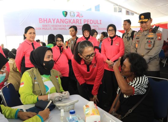 Istri Kapolri Serahkan Alat Bantu kepada 50 Penyandang Disabilitas di Maluku Utara