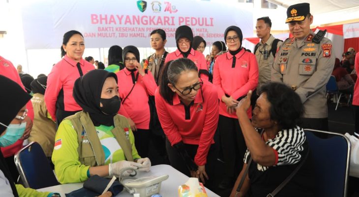 Istri Kapolri Serahkan Alat Bantu kepada 50 Penyandang Disabilitas di Maluku Utara