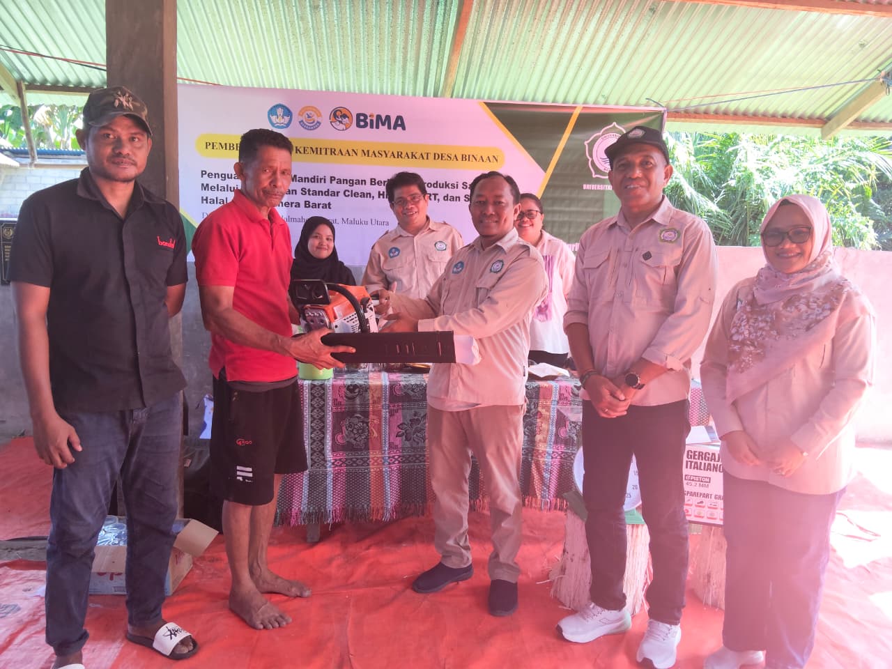 Pemberian bantuan peralatan pengolahan sagu kepada kelompok mitra