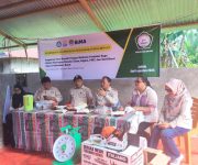 Prof. Dr. Hamidin Rasulu, STP., MP bersama tim dosen Unkhair saat memberikan penjelasan kepada kelompok masyarakat yang tergabung dalam KUPS Sagu Tuada Akepulo, Desa Tuada, Kecamatan Jailolo, terkait potensi pengembangan sagu.