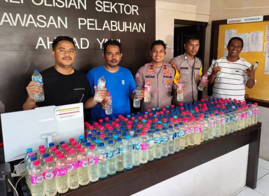 Polsek KP3 Ahmad Yani Ternate Sita 253 Botol Cap Tikus dari KM Permata Obi