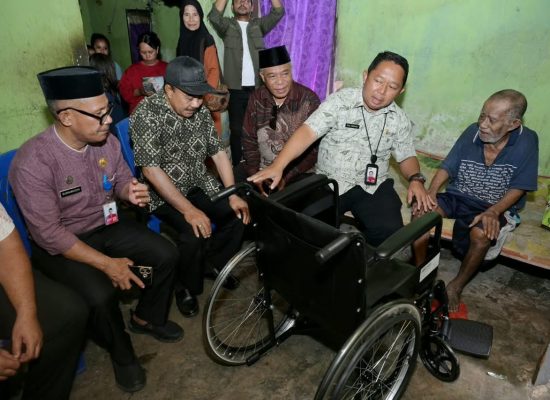 Sekda Rizal Serahkan Kursi Roda dan Sembako untuk Warga Fitu