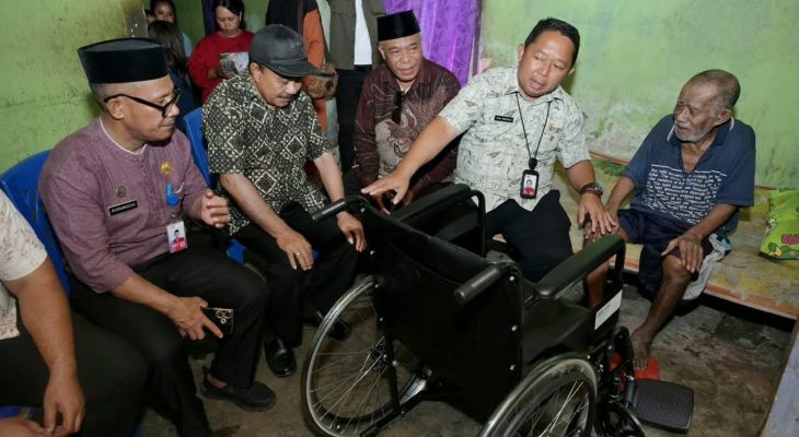 Sekda Rizal Serahkan Kursi Roda dan Sembako untuk Warga Fitu