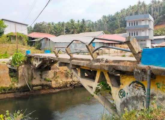 Jembatan Rusak di Desa Gamlamo, Ibu Ancam Keselamatan, Ini Pesan Tegas Warga Ke Wakil Ketua DPRD Provinsi
