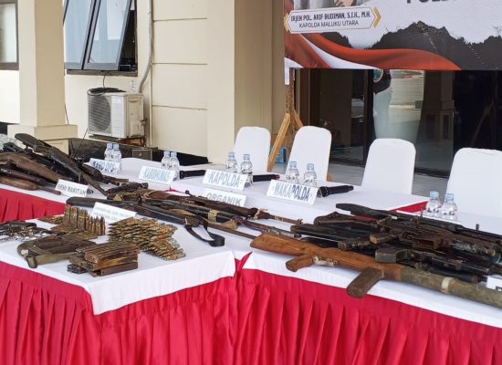 Warga Serahkan Puluhan Senpi dan Butir Amunisi ke Polda Malut