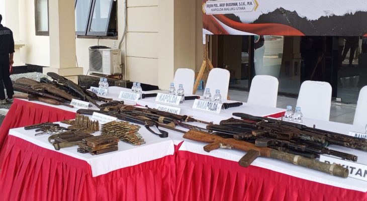 Warga Serahkan Puluhan Senpi dan Butir Amunisi ke Polda Malut