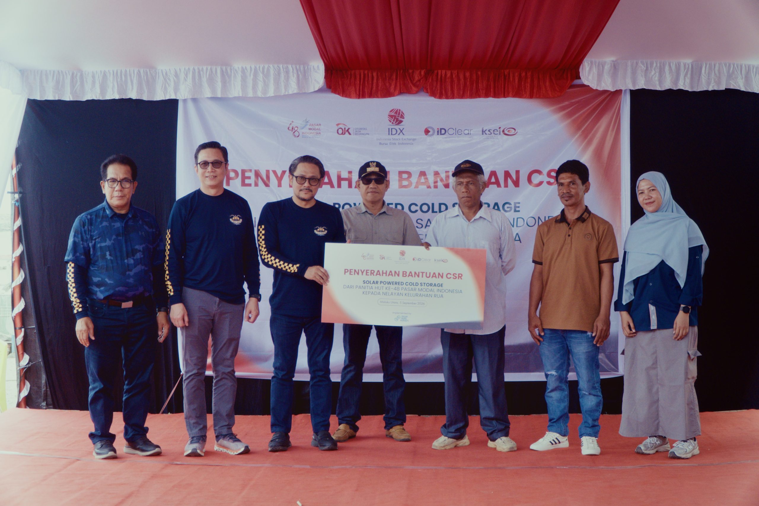 Penyerahan solar-powered cold storage dari Pasar Modal Indonesia untuk nelayan di Kelurahan Rua, Pulau Ternate