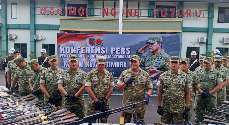 Warga Serahkan 75 Senpi dan 1.069 Munisi ke Kodam Pattimura