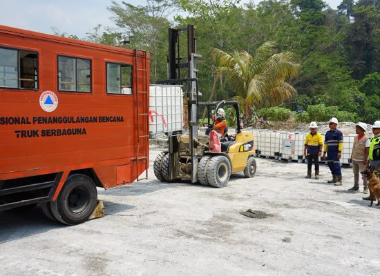 PT NHM Serahkan 8 Unit Tangki Air ke BPBD Halut, Perkuat Penanganan Karhutla