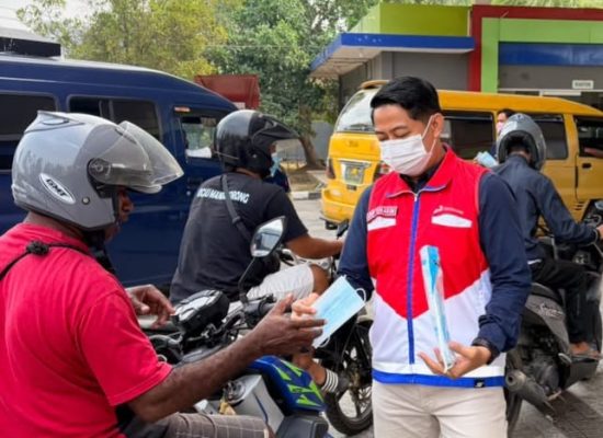 Pertamina dan Hiswana Migas Bagikan 1.000 Masker di Sorong