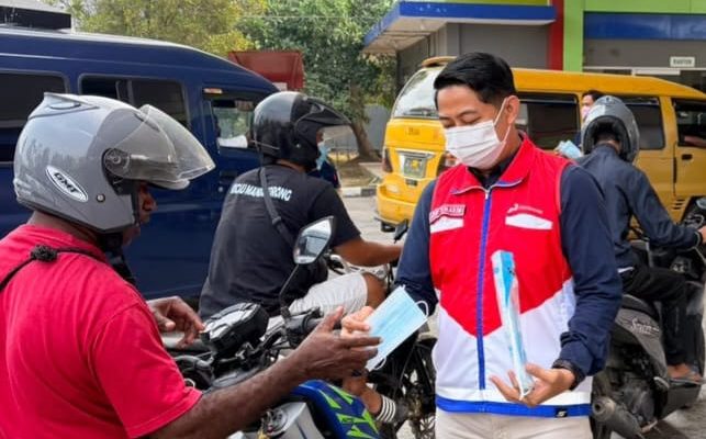 Pertamina dan Hiswana Migas Bagikan 1.000 Masker di Sorong