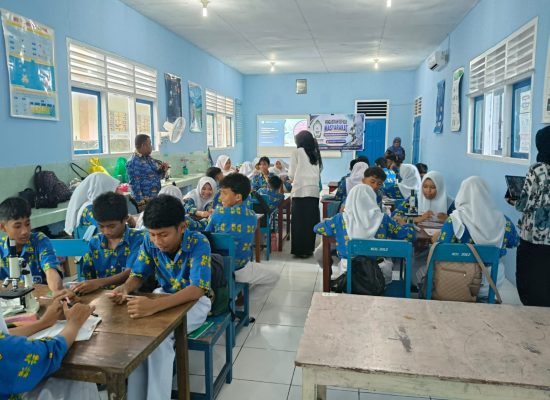 Dari Lensa ke Pengetahuan: Siswa SMP Negeri 7 Kota Ternate Belajar Bersama Tim PkM Unkhair