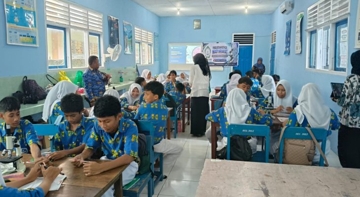 Dari Lensa ke Pengetahuan: Siswa SMP Negeri 7 Kota Ternate Belajar Bersama Tim PkM Unkhair