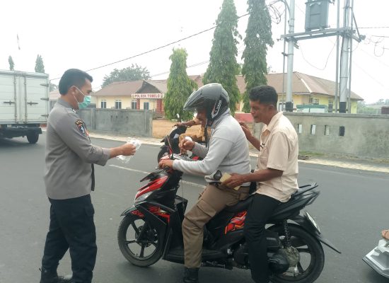 Akibat Abu Vulkanik dan Asap Karhutla, Polsek Tobelo Bagikan Masker ke Pengendara