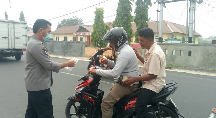 Akibat Abu Vulkanik dan Asap Karhutla, Polsek Tobelo Bagikan Masker ke Pengendara