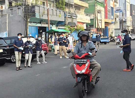Kabut Asap Selimuti Ternate, Pos Indonesia Bagikan Masker Gratis