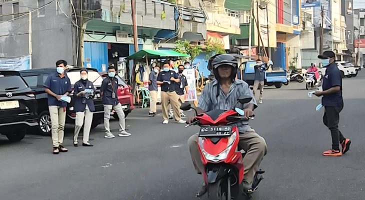 Kabut Asap Selimuti Ternate, Pos Indonesia Bagikan Masker Gratis