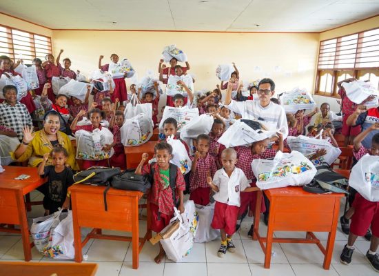Pertamina Perluas Program SESAMA, 105 Paket Perlengkapan Sekolah Disalurkan di Jayapura