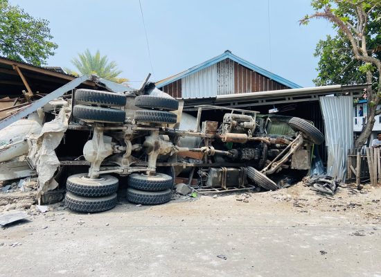 Truk Molen Tabrak Tempat Fotokopi di Akehuda, Seorang Mahasiswi Meninggal