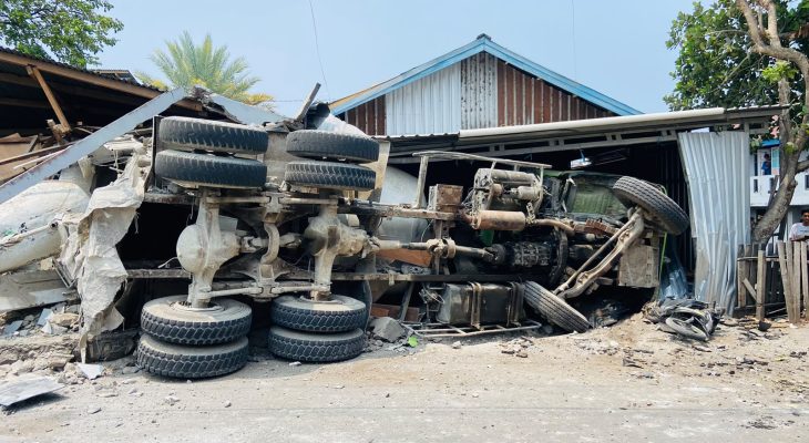 Truk Molen Tabrak Tempat Fotokopi di Akehuda, Seorang Mahasiswi Dikabarkan Meninggal
