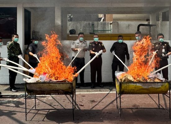 Kejari Ternate Musnahkan Barang Bukti dari 38 Perkara Inkrah